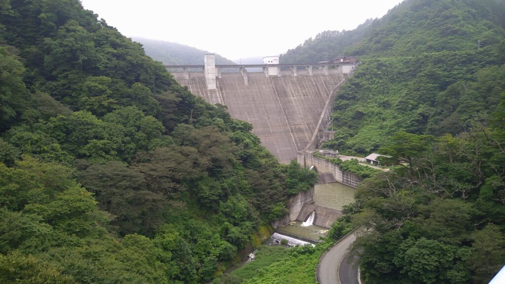 下流側から見た滝川ダム