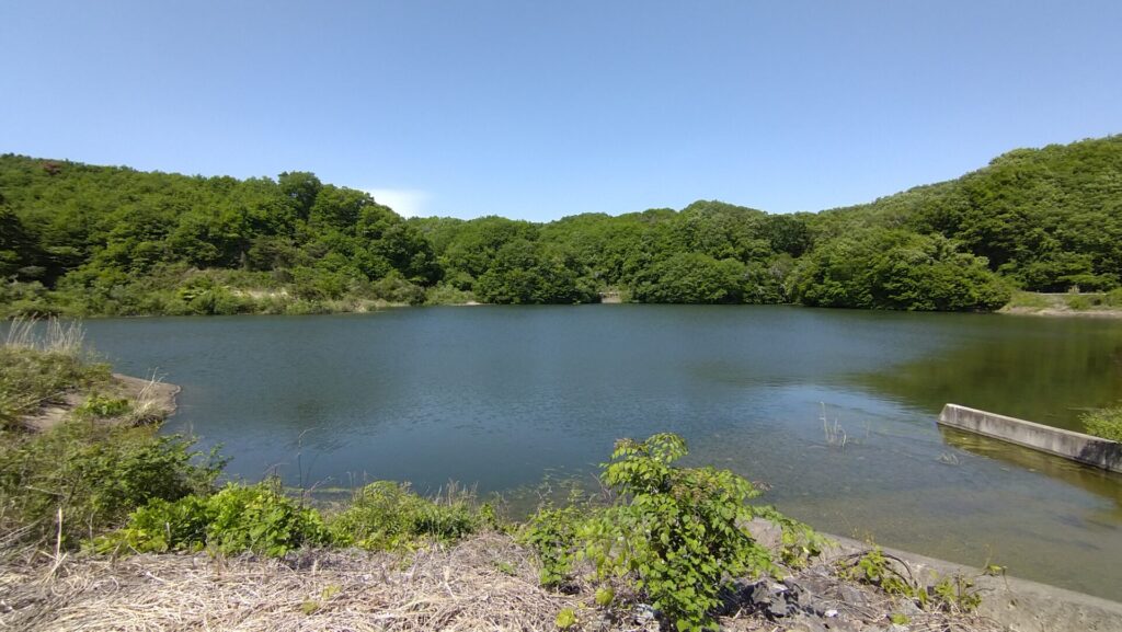 高柴調整池のダム湖の風景