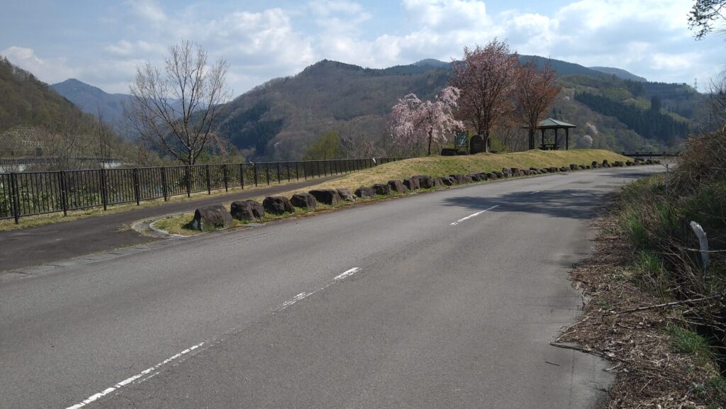 綱木川ダム左岸の広場