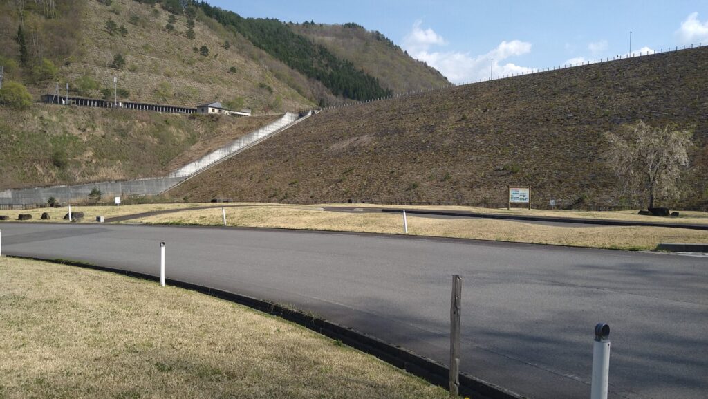 下流の広場から見える綱木川ダム