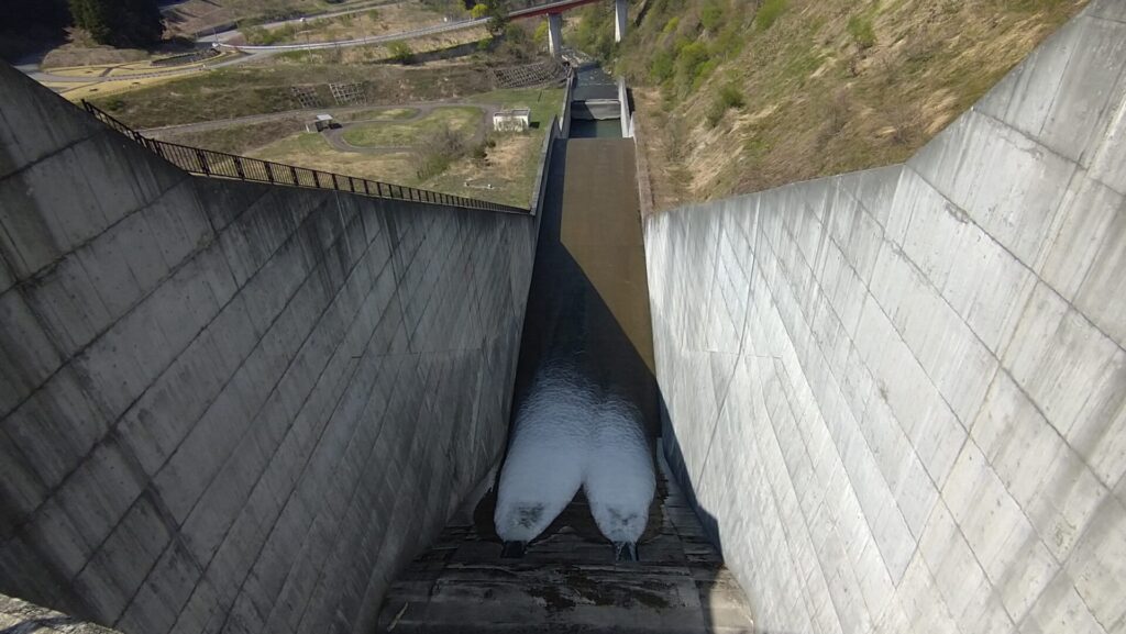 綱木川ダムの洪水吐