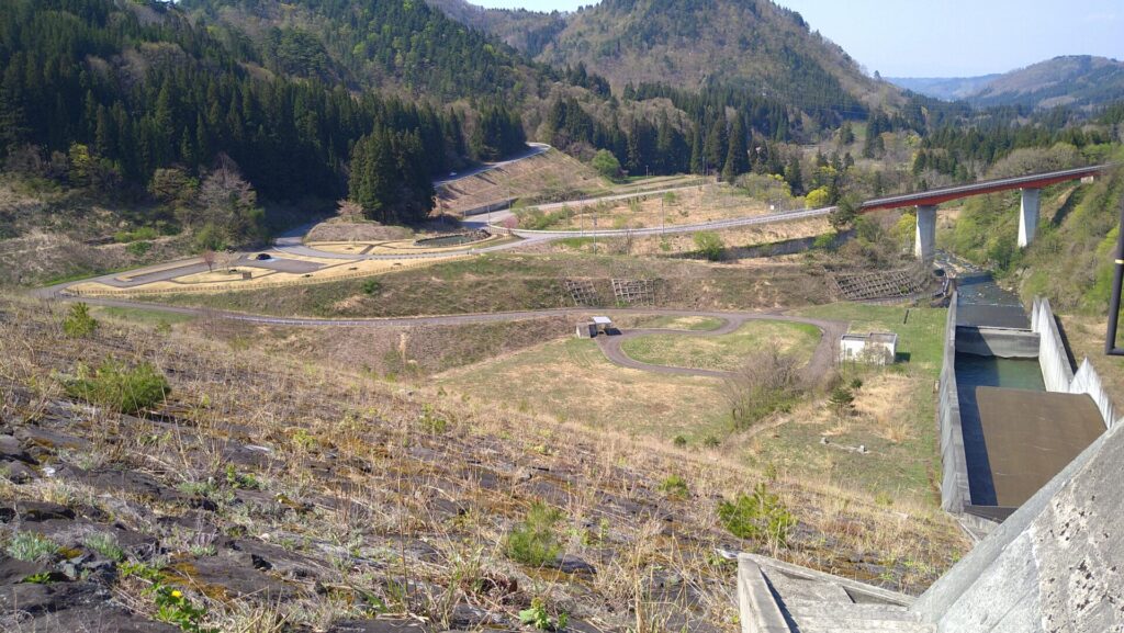 綱木川ダムの下流側