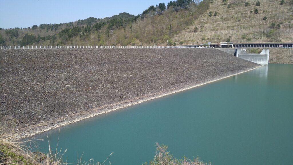 綱木川ダムの上流側