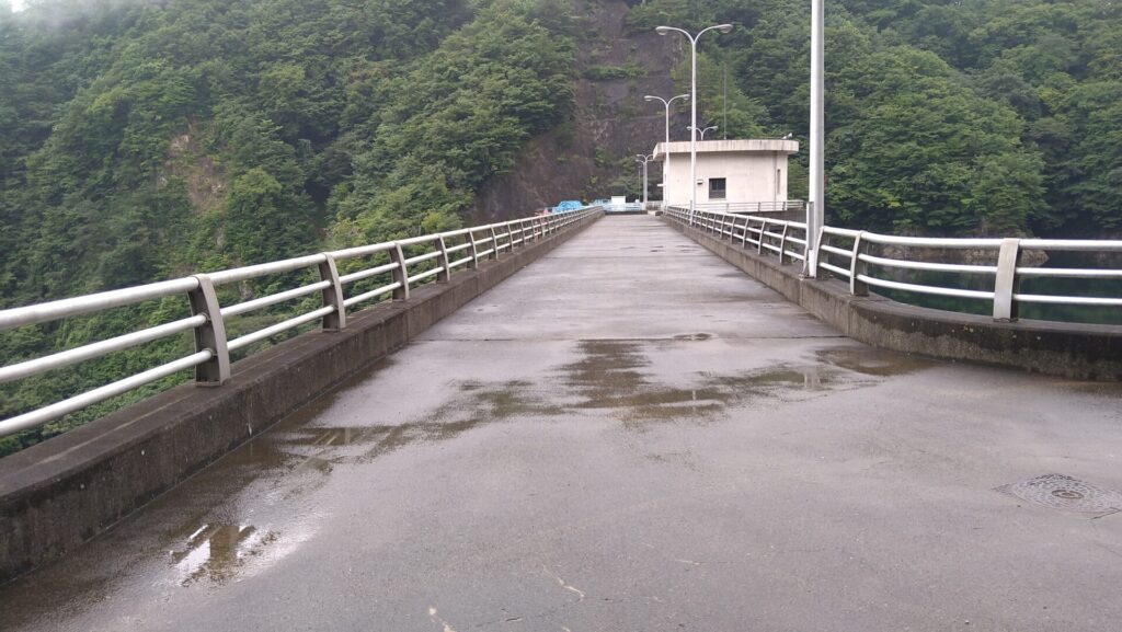 左岸から見た横川ダムの天端