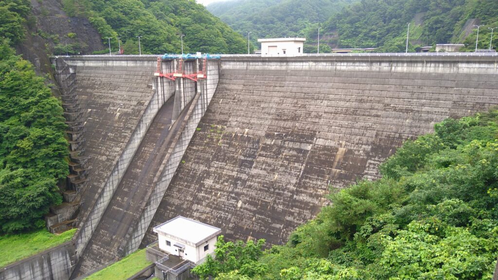 左岸の下流側から見た横川ダム