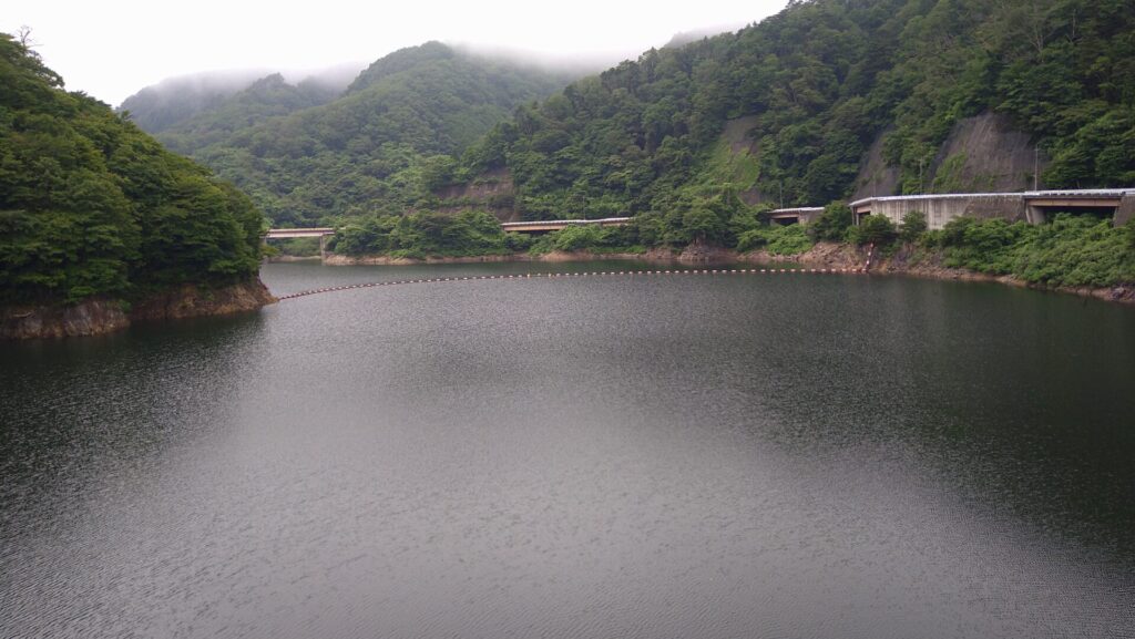 横川ダムのダム湖