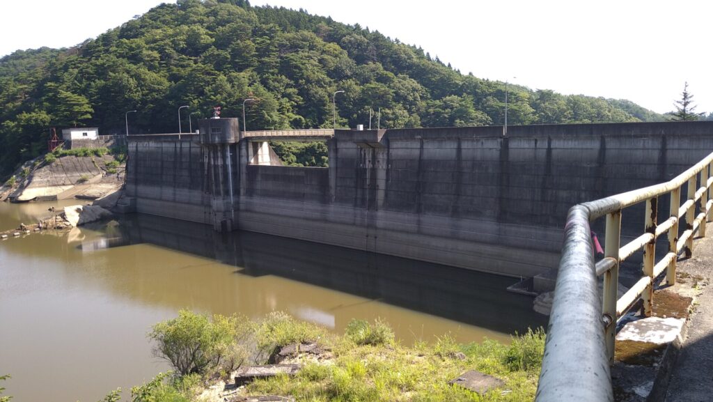 上流側から見た岳ダム