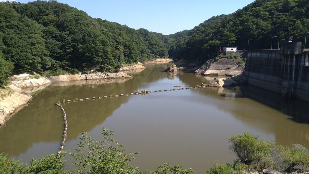 岳ダムのダム湖