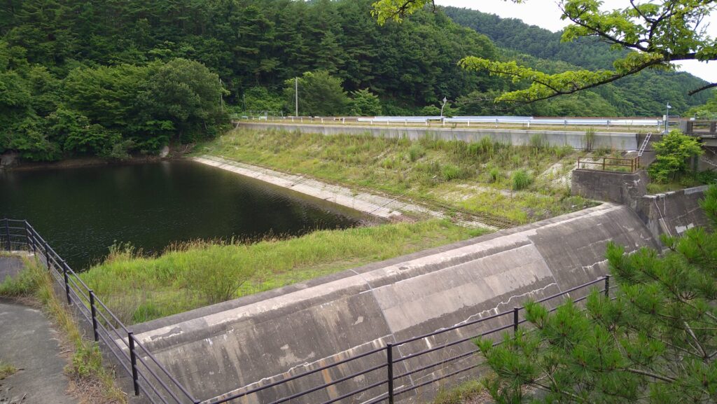 右岸から見た岩部ダム