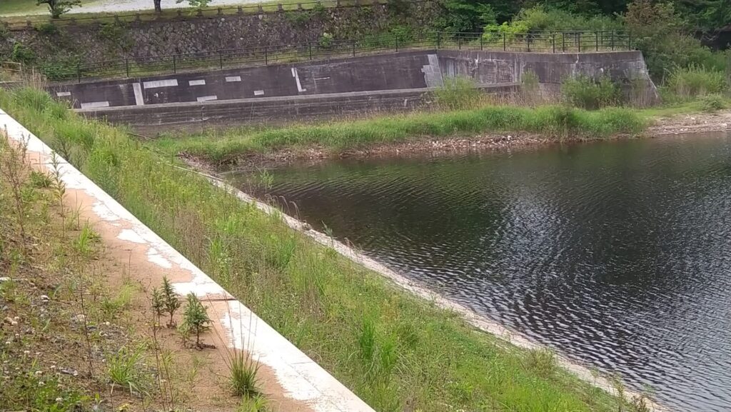 岩部ダムの洪水吐