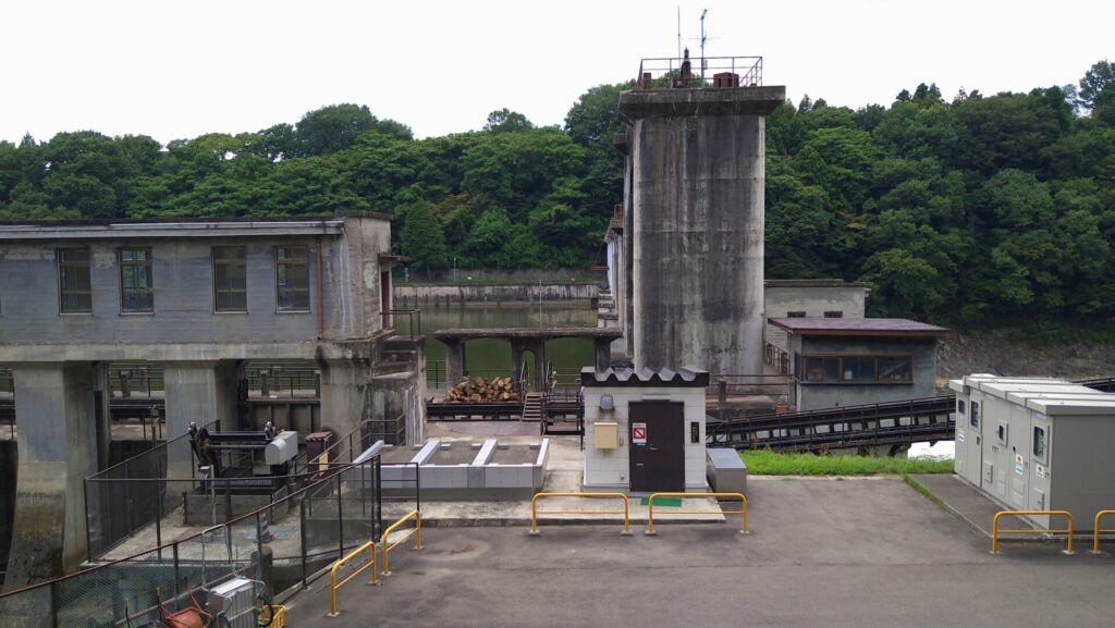 右岸から見た蓬莱ダム