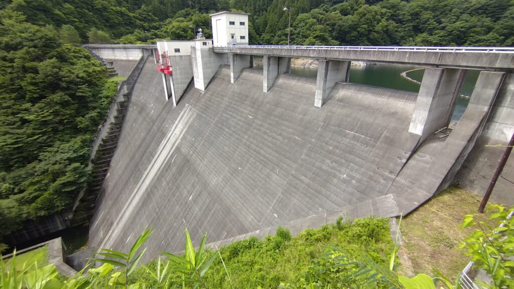 左岸の下流側から見た真野ダム