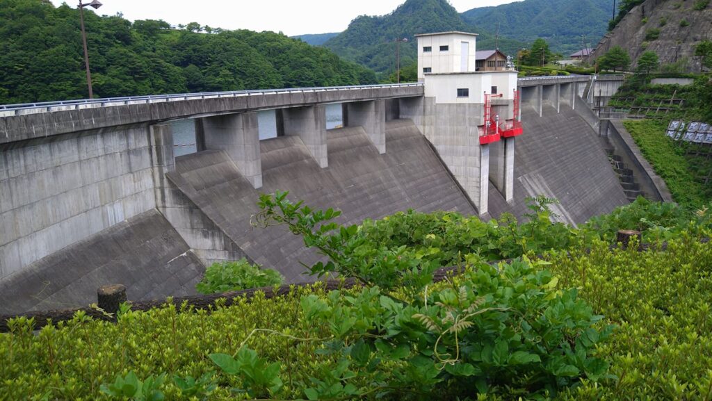 右岸から見える真野ダム