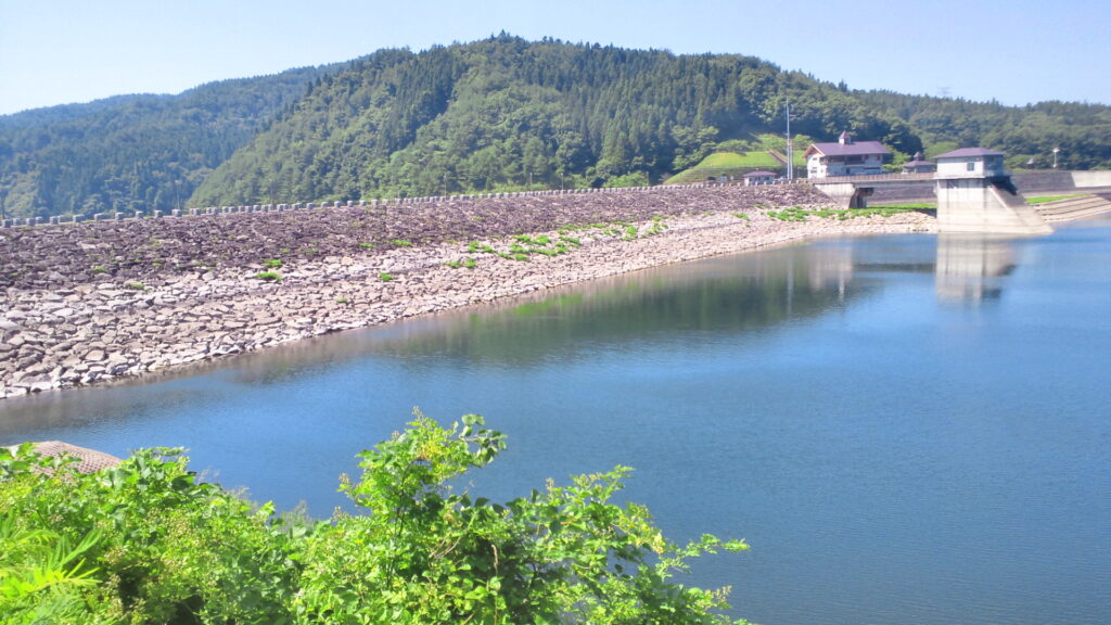 左岸から見た松ヶ房ダムの上流側