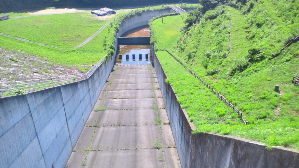 松ヶ房ダムの洪水吐