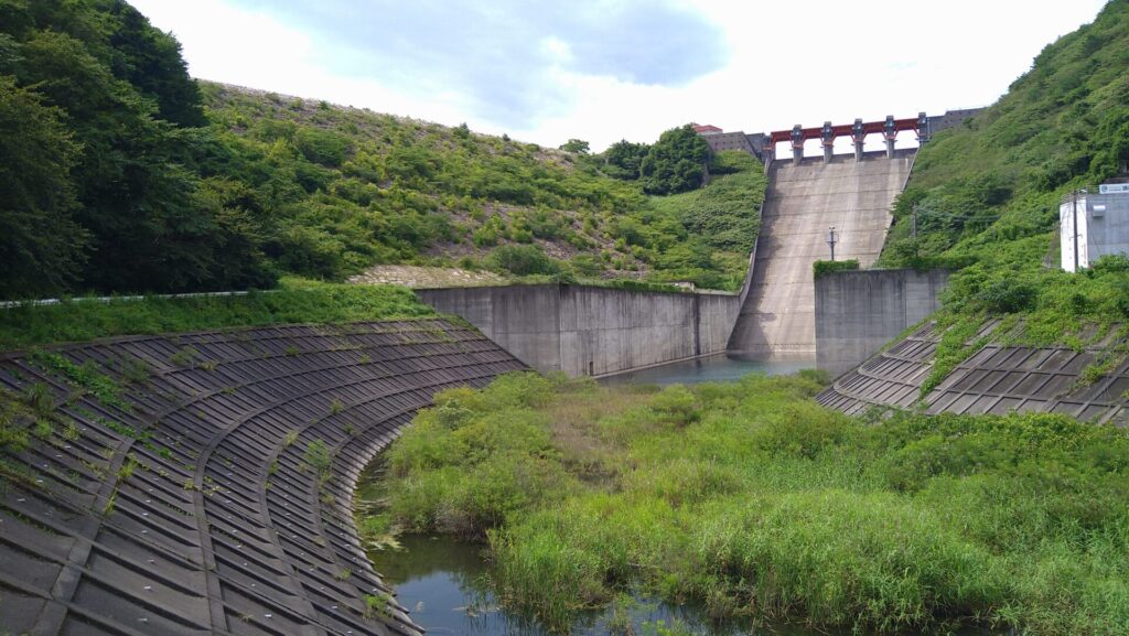 下流側から見た大柿ダム