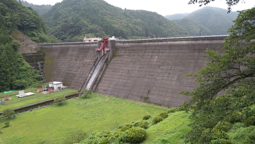 下流側から見た坂下ダム