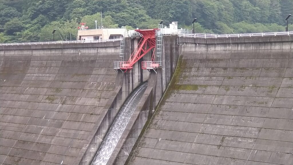 坂下ダムの洪水吐