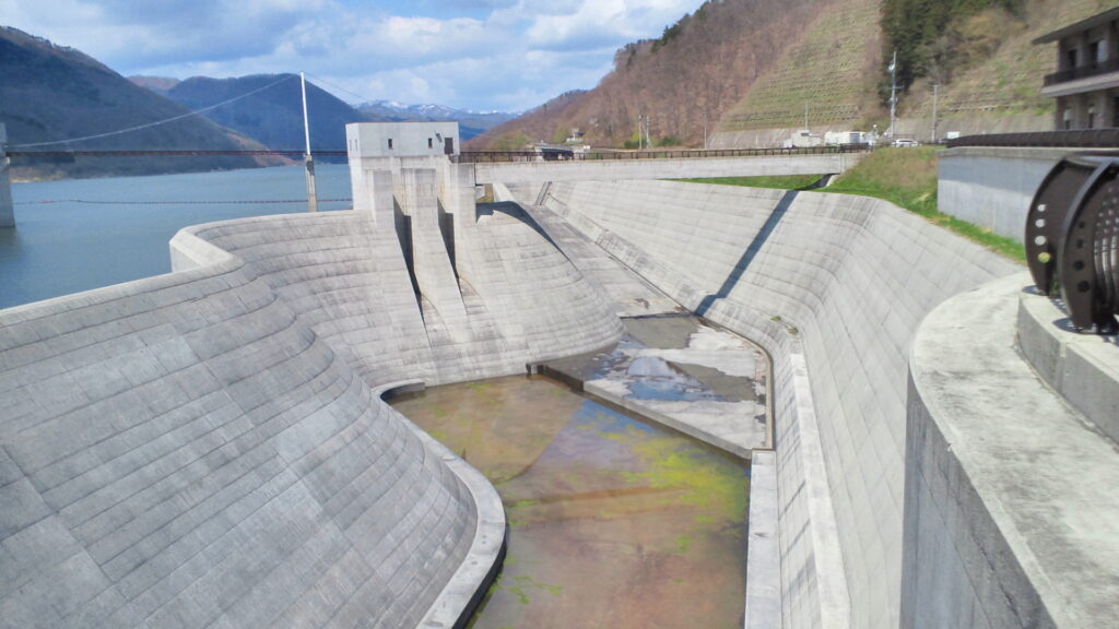 摺上川ダムの洪水吐