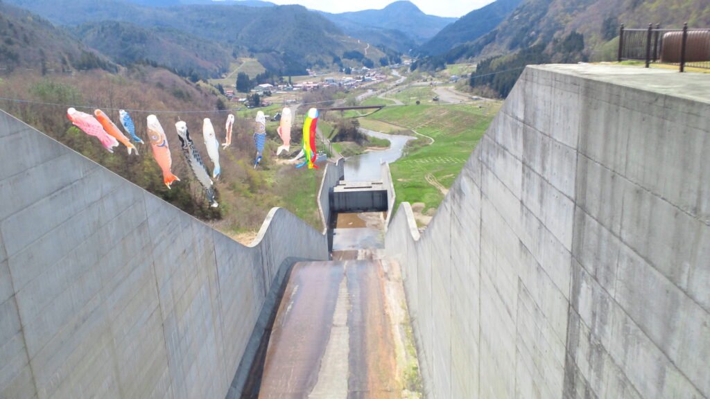 摺上川ダムの洪水吐