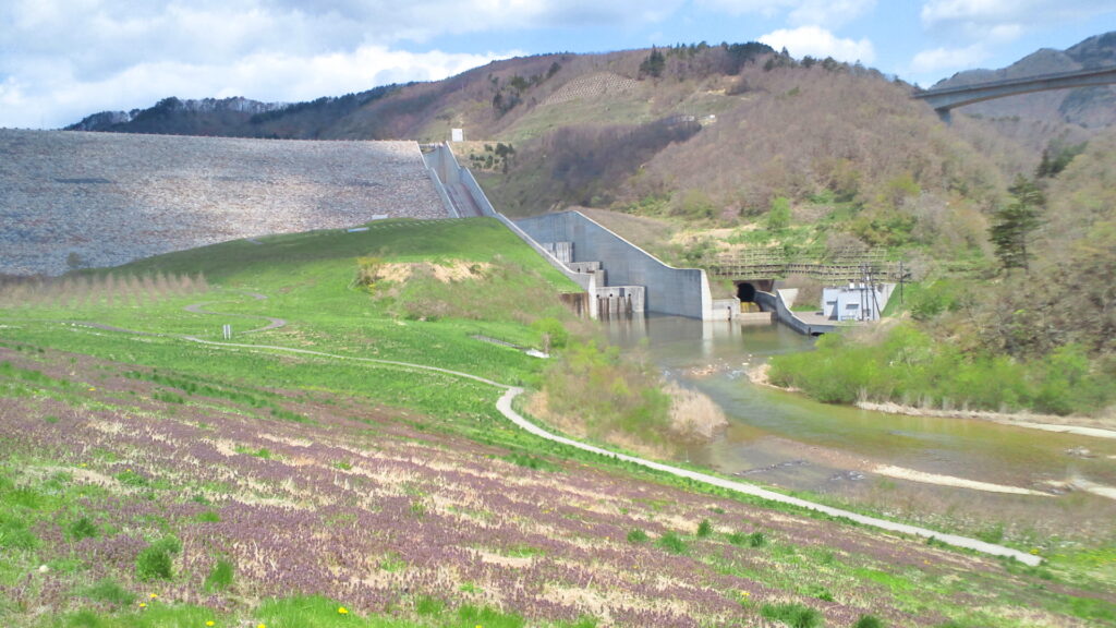 摺上川ダムの洪水吐