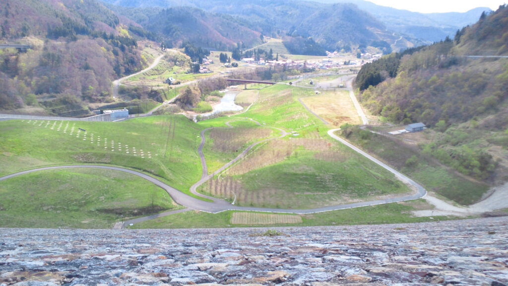 摺上川ダムのダム下