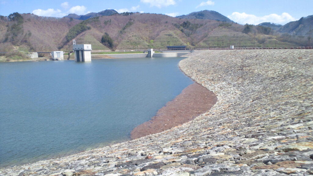 右岸から見た摺上川ダム