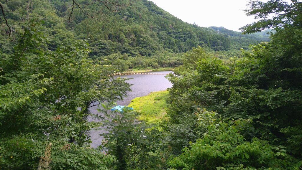 鉄山ダムのダム湖