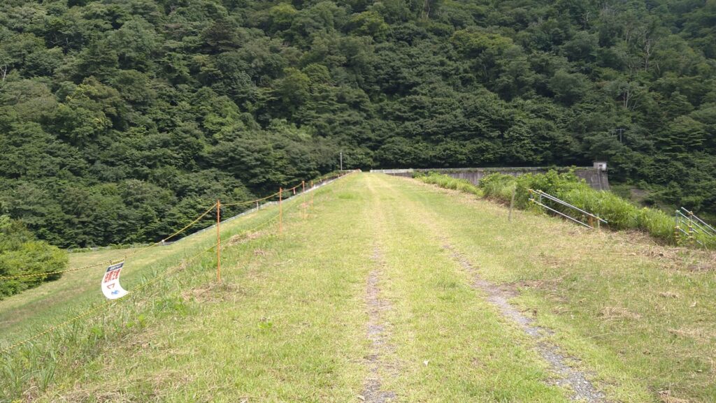 鉄山ダムの天端