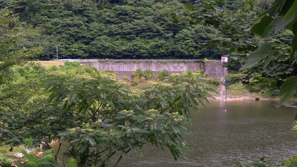 鉄山ダムの洪水吐