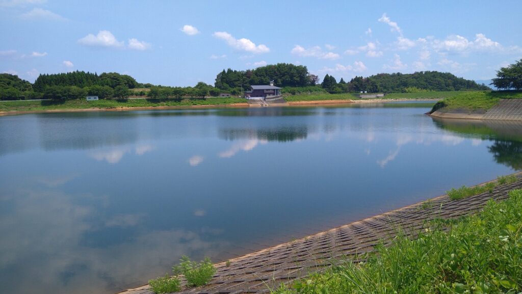 山ノ入副ダムから見たあだち湖の風景