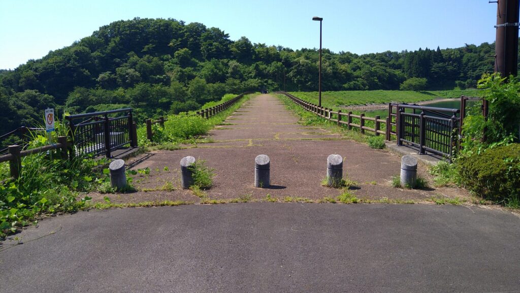 山ノ入ダムの天端