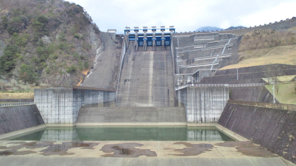 三保ダムの洪水吐