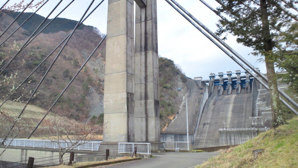 三保ダムの洪水吐と橋