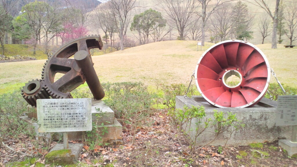 ダム下広場に展示してある歯車と水車