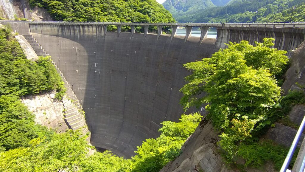 左岸から見た鳴子ダム