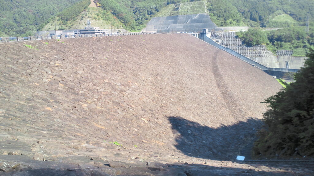 右岸の下流側から見た七ヶ宿ダム