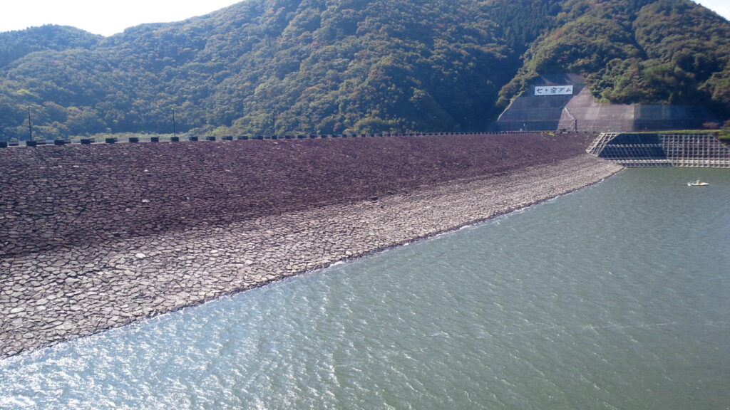 左岸上流側から見た七ヶ宿ダム