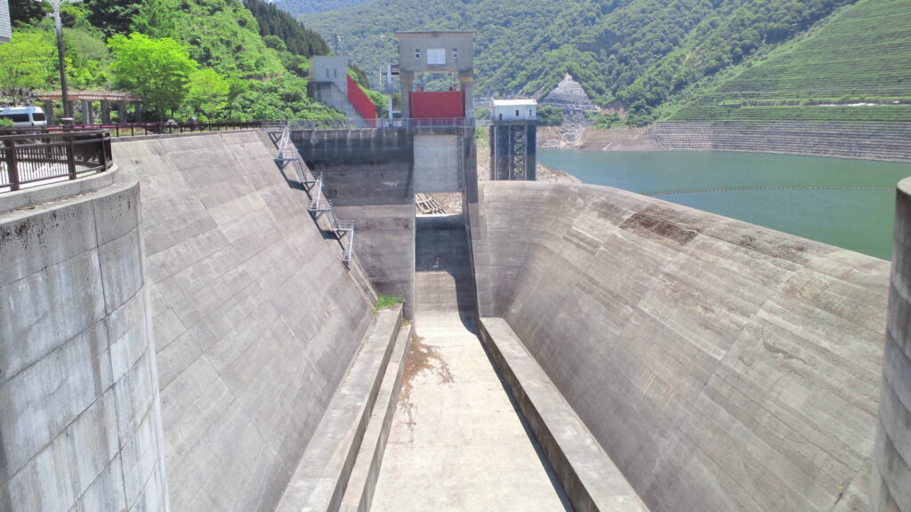 三国川ダムの洪水吐