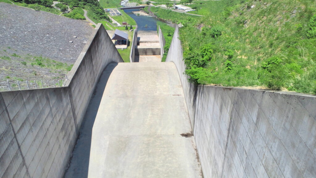 三国川ダムの洪水吐