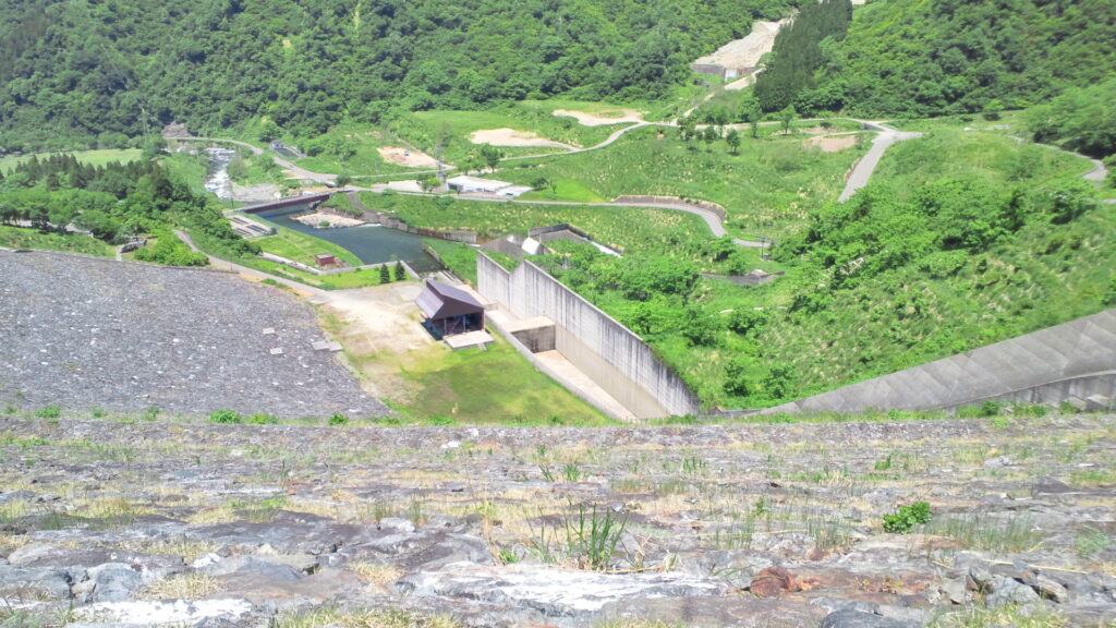 三国川ダムのダム下の風景