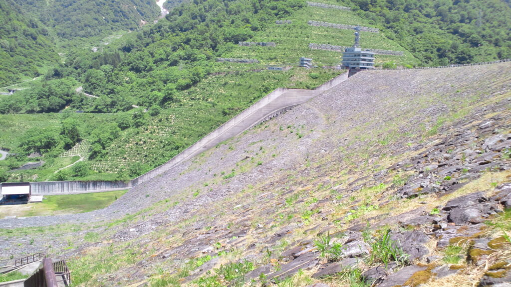 右岸から見た三国川ダム