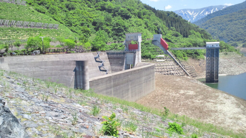 三国川ダムの洪水吐と取水塔