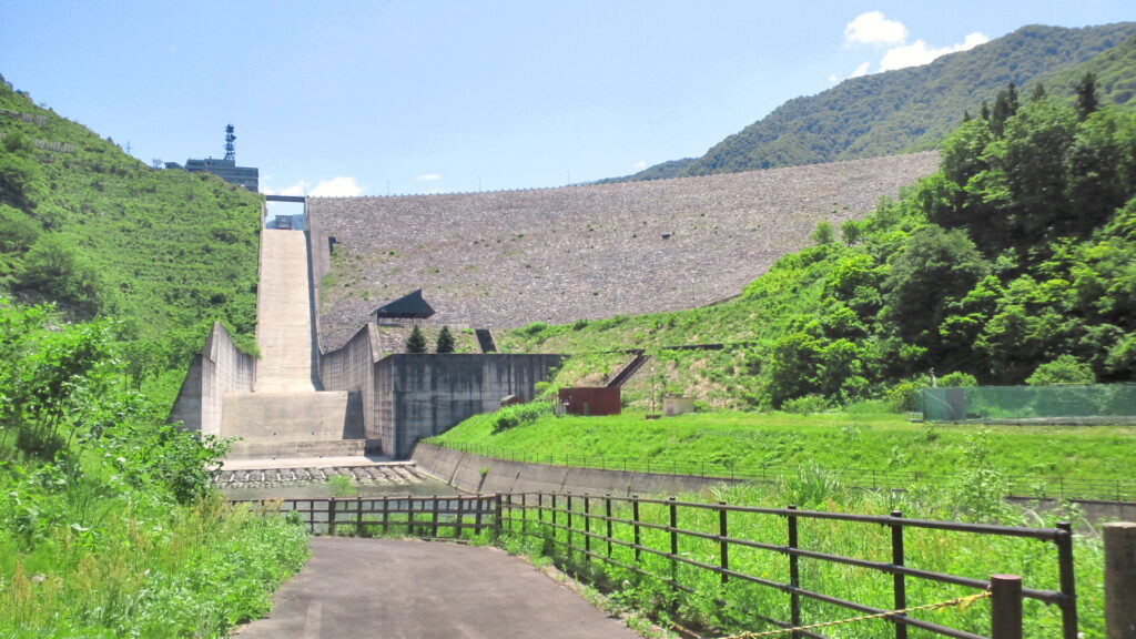 下流側から見た三国川ダム