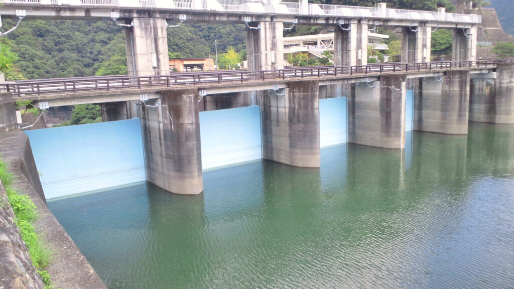 小河内ダムの洪水吐