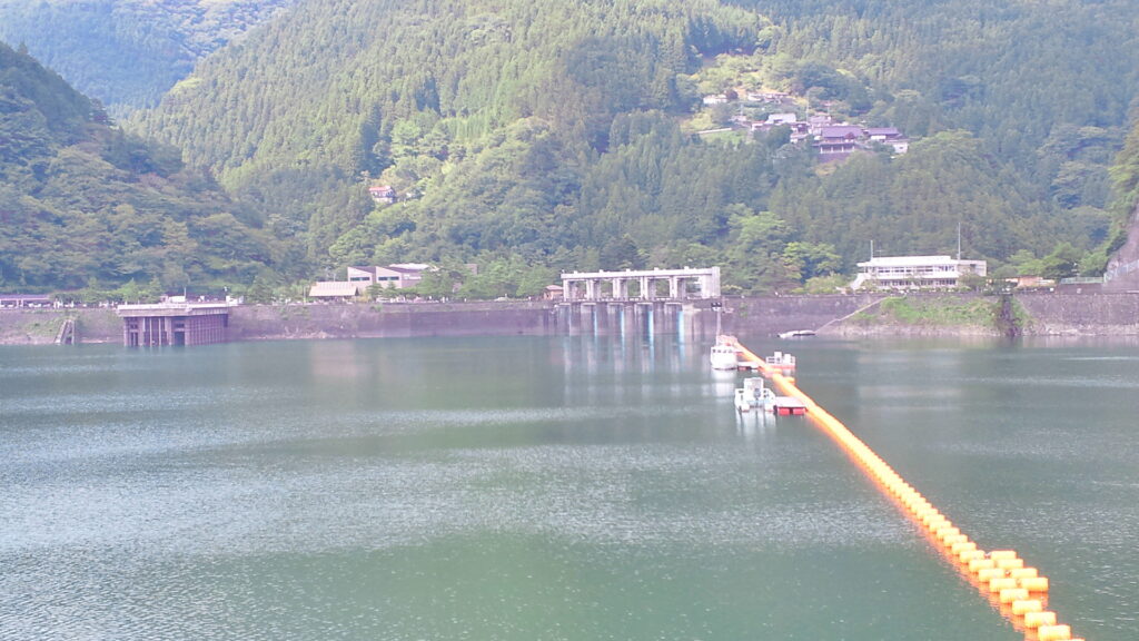 小河内ダムの取水口と洪水吐