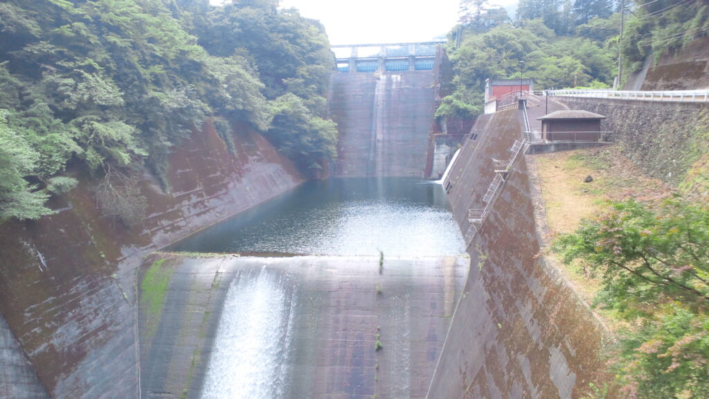 小河内ダムの洪水吐