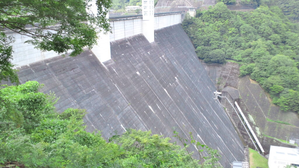 右岸から見た小河内ダム