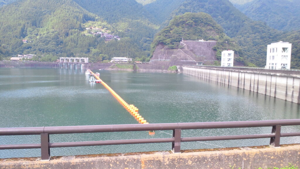 右岸から見た小河内ダムの上流側