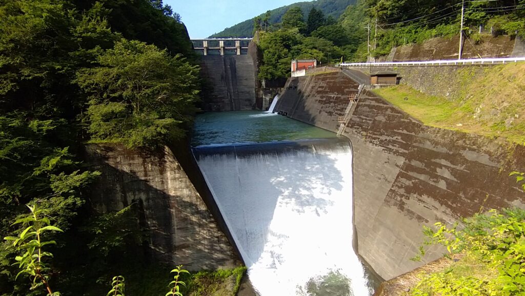 小河内ダムの洪水吐